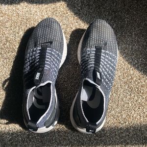Size 9 Woman’s Gray & black Nike shoes